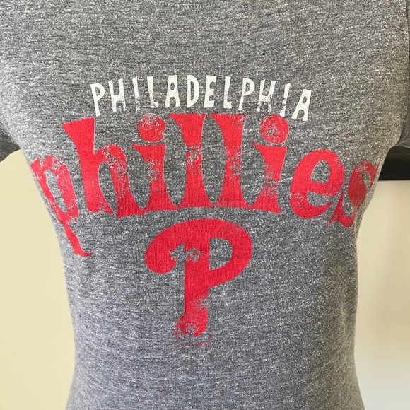 Cute 5th & Ocean Vintage Look Philadelphia Phillies Gray Tee Shirt Size Large - Picture 2 of 9
